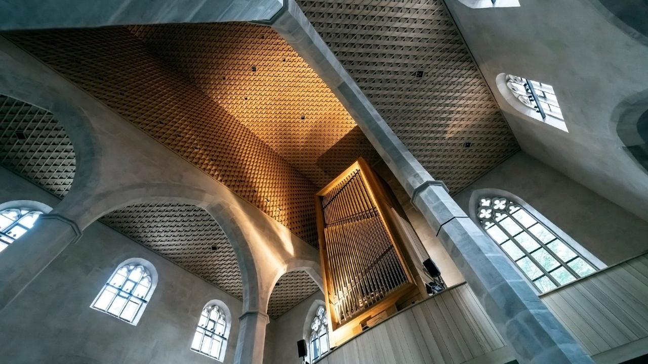 Eine Orgel in einem Kirchenraum.
