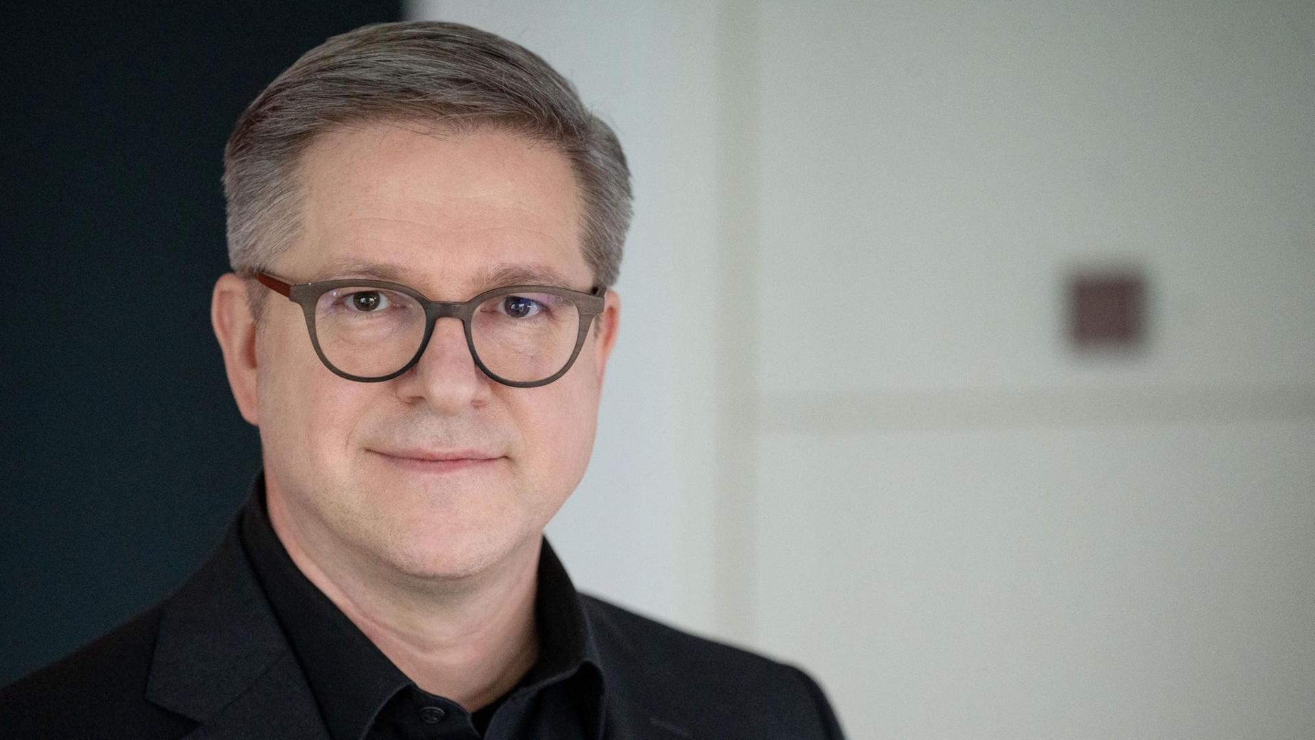 Porträtaufnahme von Frank Brettschneider, Inhaber des Lehrstuhls für Kommunikationswissenschaft an der Universität Hohenheim. Porträtaufnahme von Frank Brettschneider, Inhaber des Lehrstuhls für Kommunikationswissenschaft an der Universität Hohenheim.