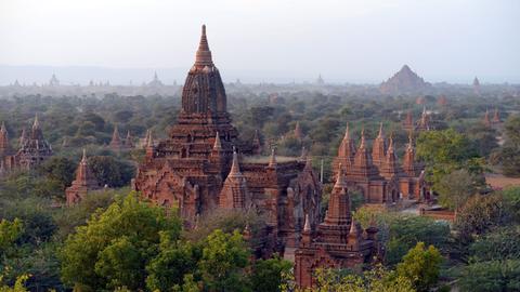 Blick von der Dhammayazika-Pagode bei Neu-Bagan auf die Ebene von Bagan mit den Pagoden, aufgenommen am 02.02.2013. In der savannenartigen Landschaft bei Bagan finden sich die Reste einer alten buddhistischen Königsstadt aus dem 11.-13. Jahrhundert mit über 2000 großen oder kleineren Tempeln und Pagoden, überwiegend aus Backstein.
