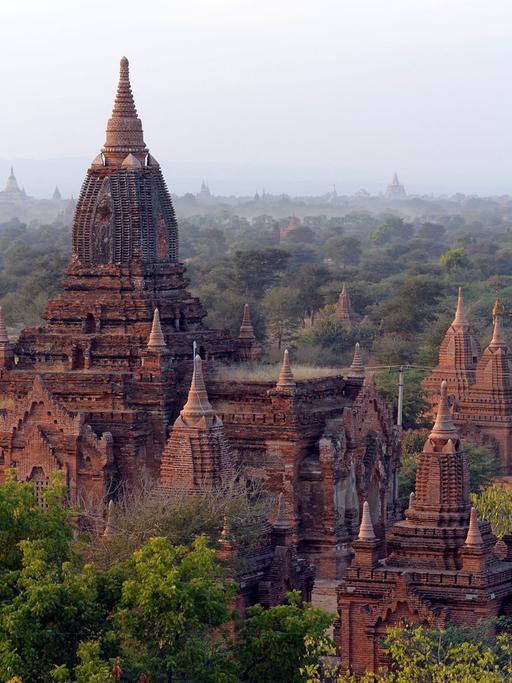 Blick von der Dhammayazika-Pagode bei Neu-Bagan auf die Ebene von Bagan mit den Pagoden, aufgenommen am 02.02.2013. In der savannenartigen Landschaft bei Bagan finden sich die Reste einer alten buddhistischen Königsstadt aus dem 11.-13. Jahrhundert mit über 2000 großen oder kleineren Tempeln und Pagoden, überwiegend aus Backstein.