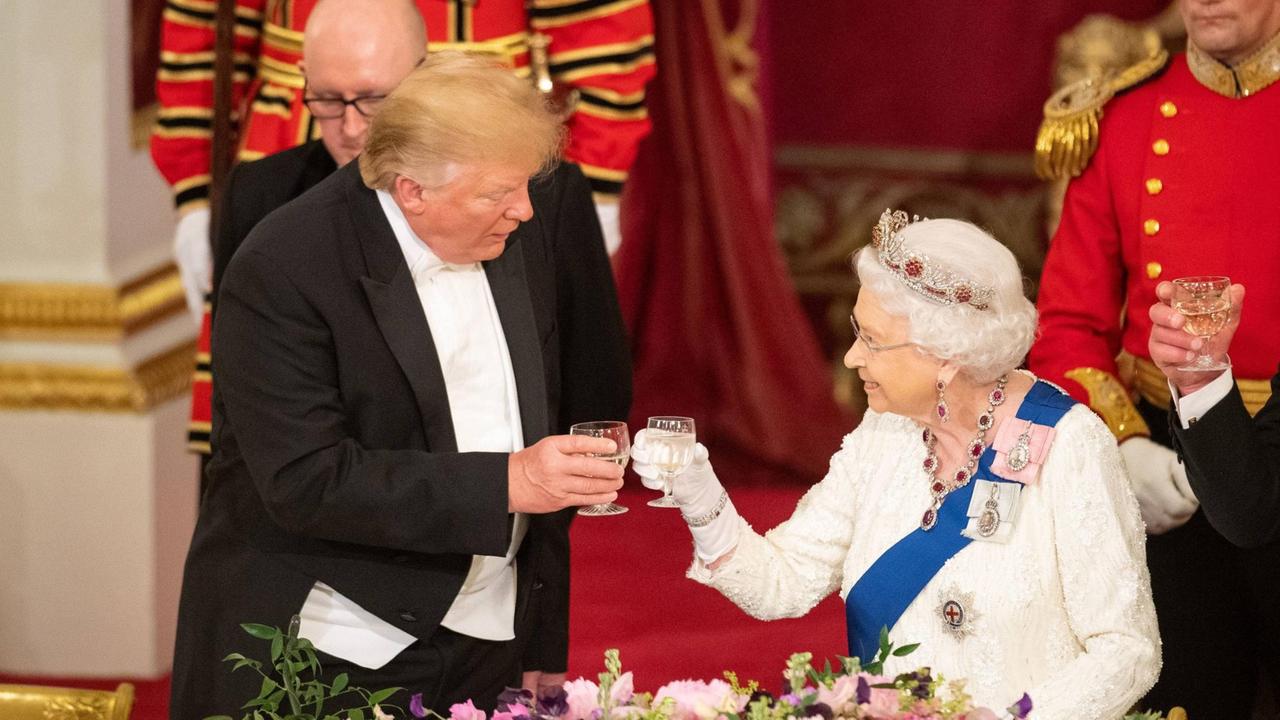 Donald Trump im schwarzen Frack stößt beim Staatsbankett im Buckingham Palast mit Queen Elizabeth an.