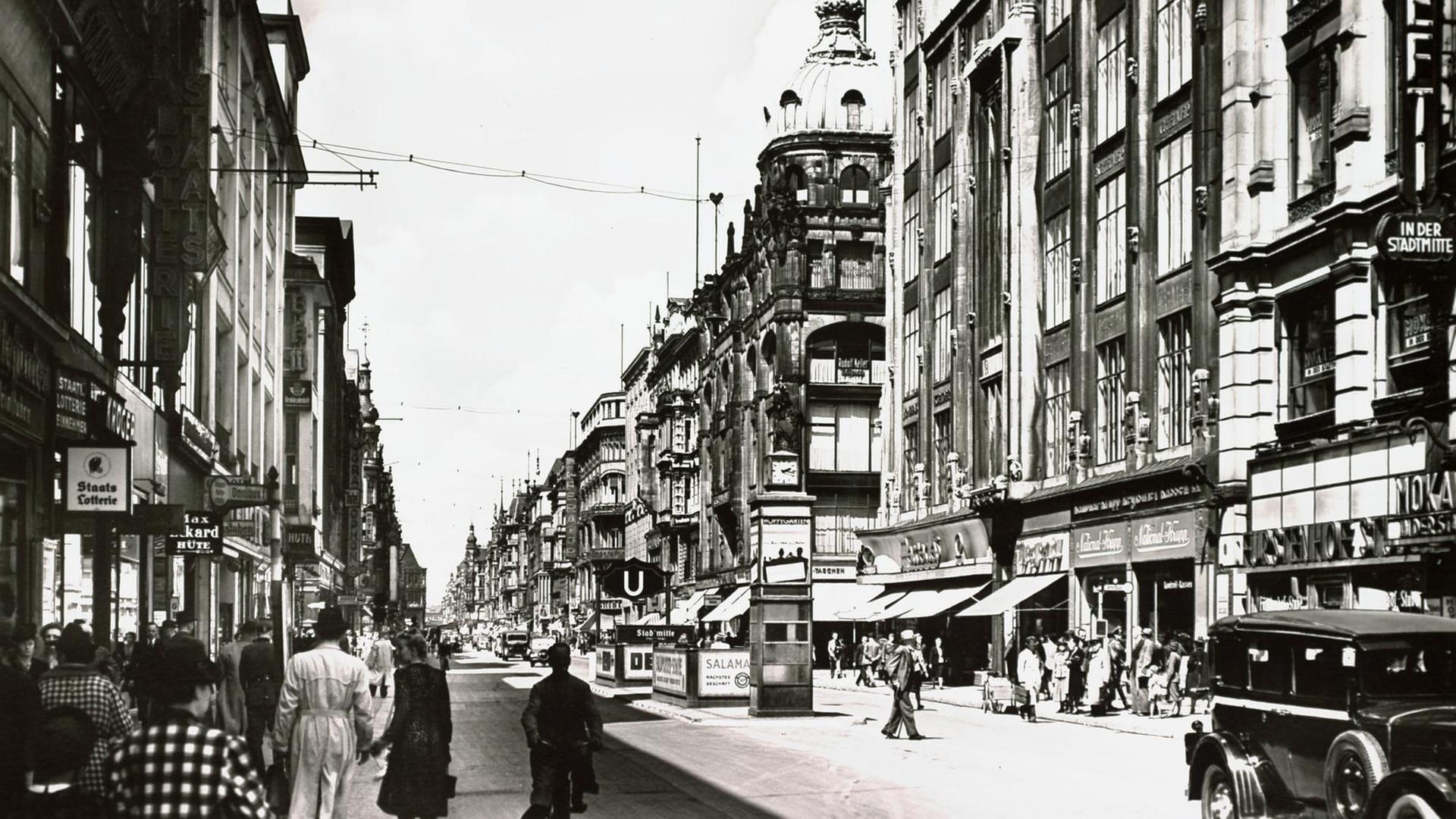 Die Berliner Friedrichstraße um 1930 mit Blic auf den U-Bahnhof Stadtmitte.