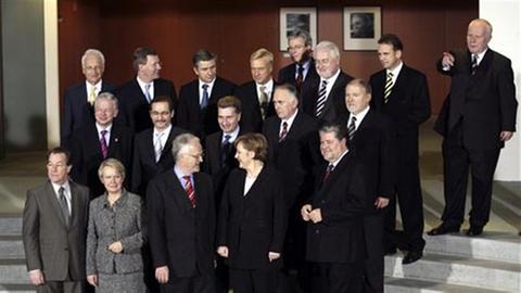Bundeskanzlerin Angela Merkel mit den Ministerpräsidenten der Bundesländer in Berlin.