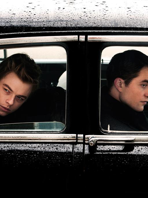 Robert Pattinson (r) als Dennis Stock und Dane DeHaan als James Dean in einer Szene des Kinofilms "Life" von Anton Corbijn.