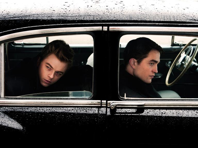 Robert Pattinson (r) als Dennis Stock und Dane DeHaan als James Dean in einer Szene des Kinofilms "Life" von Anton Corbijn.