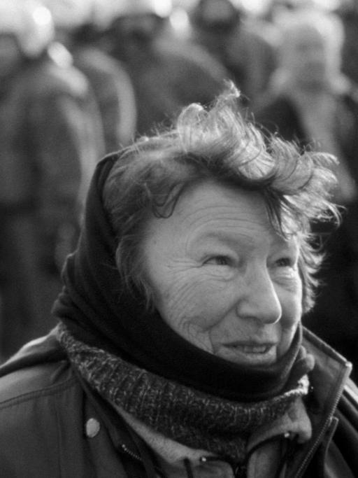 Marianne Fritzen am 19.02.2007 vor einer Polizeiabsperrung