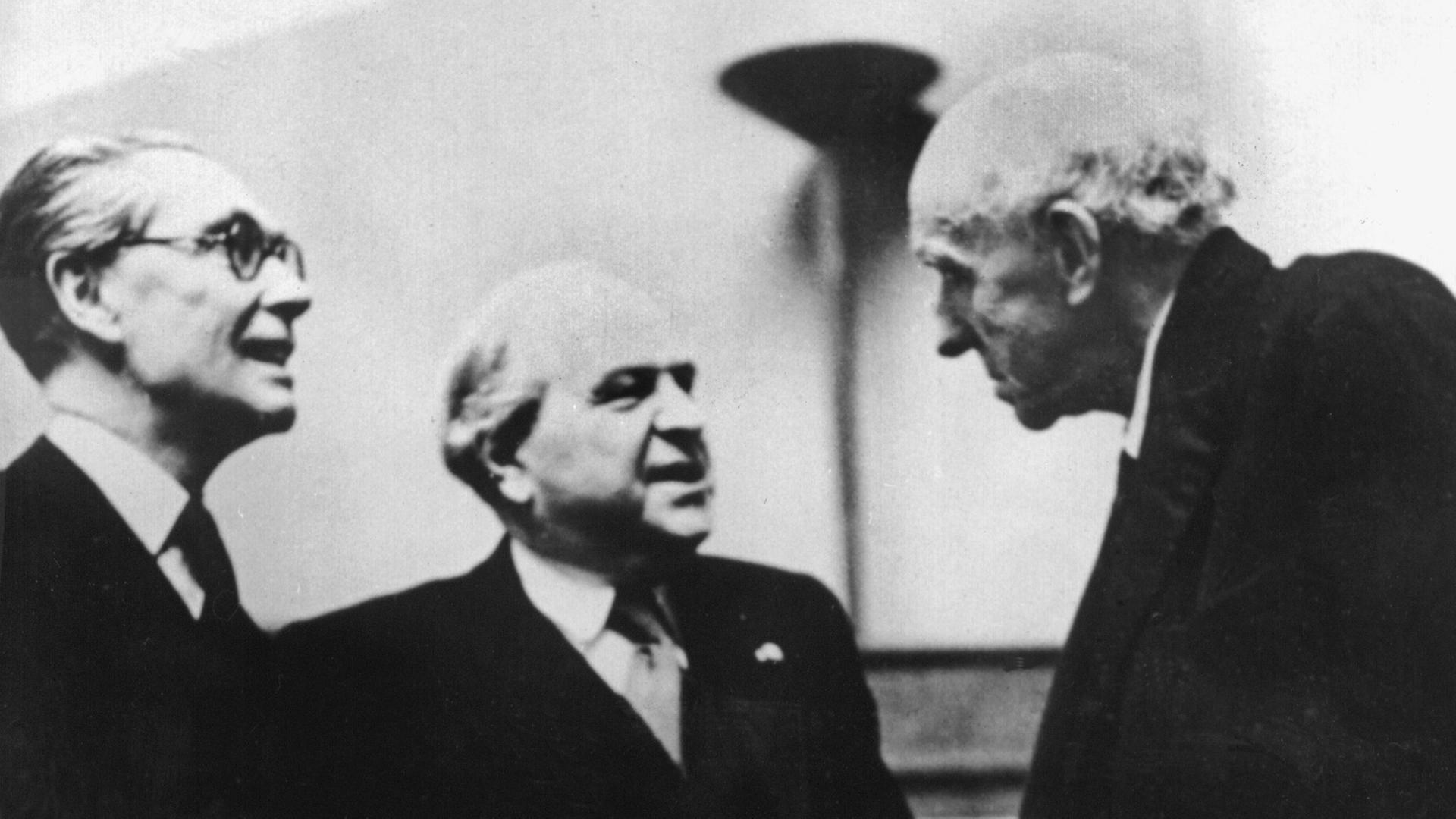 Der britische Staatsminister Philip John Noel-Baker (L.), der norwegische Politiker Carl Joachim Hambro (M.) und Lord Edgar Algernon Robert Cecil (R.) während der letzten Sitzungsperiode des Völkerbundes am 12.4.1946 in Genf.
