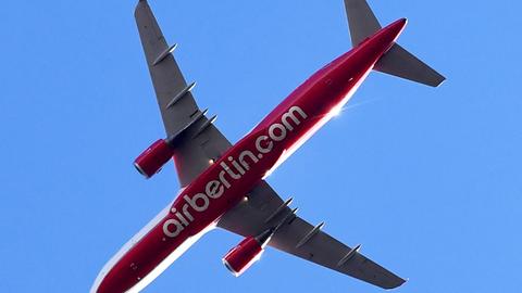 Ein Flugzeug der Fluggeselleschaft Air Berlin befindet sich am 05.10.2016 im Landeanflug auf den Flughafen Berlin-Tegel.