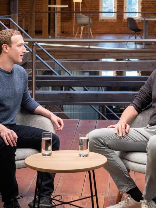 Facebook-Chef Mark Zuckerberg steht auf einer Bühne und klatscht Beifall