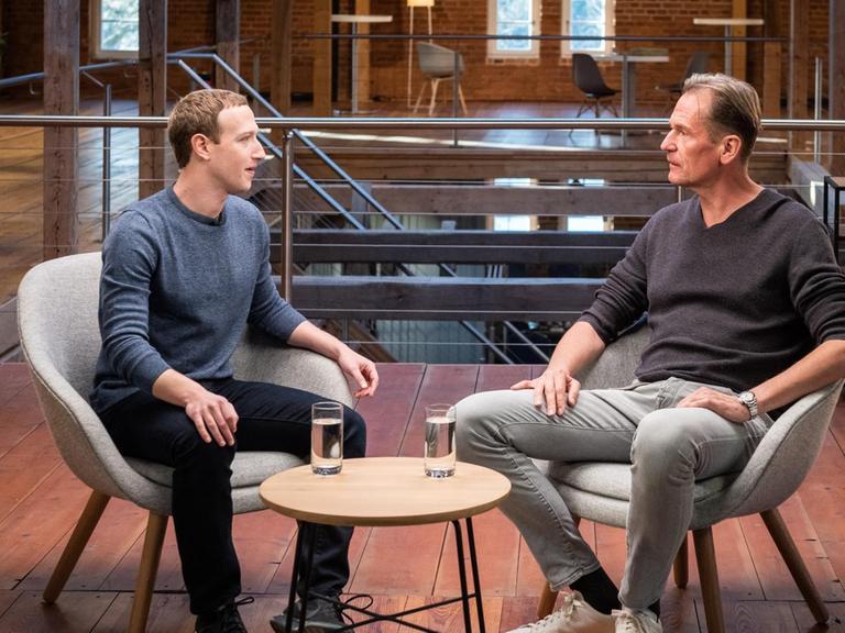 Facebook-Chef Mark Zuckerberg steht auf einer Bühne und klatscht Beifall