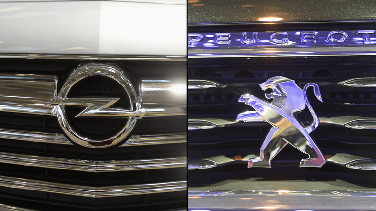 Collage aus den Logos der Autobauer Opel und Peugeot.