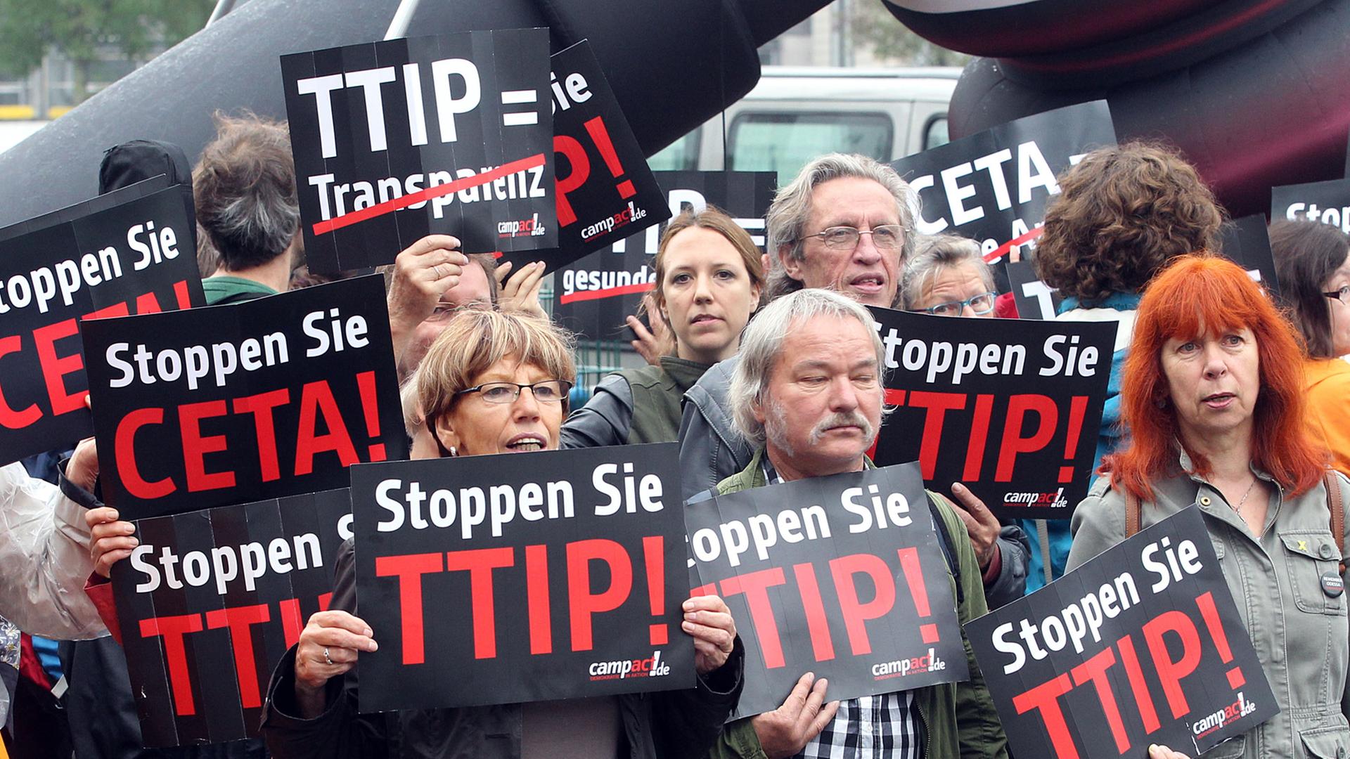 Menschen demonstrieren in Berlin gegen die Freihandelsabkommen Ceta und TTIP.