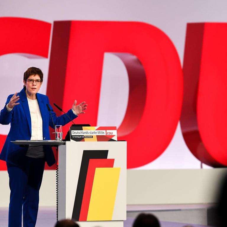 Annegret Kramp-Karrenbauer, Bundesvorsitzende der CDU und Verteidigungsministerin, spricht beim CDU-Bundesparteitag. Der Parteitag dauert bis zum 23. November 2019.