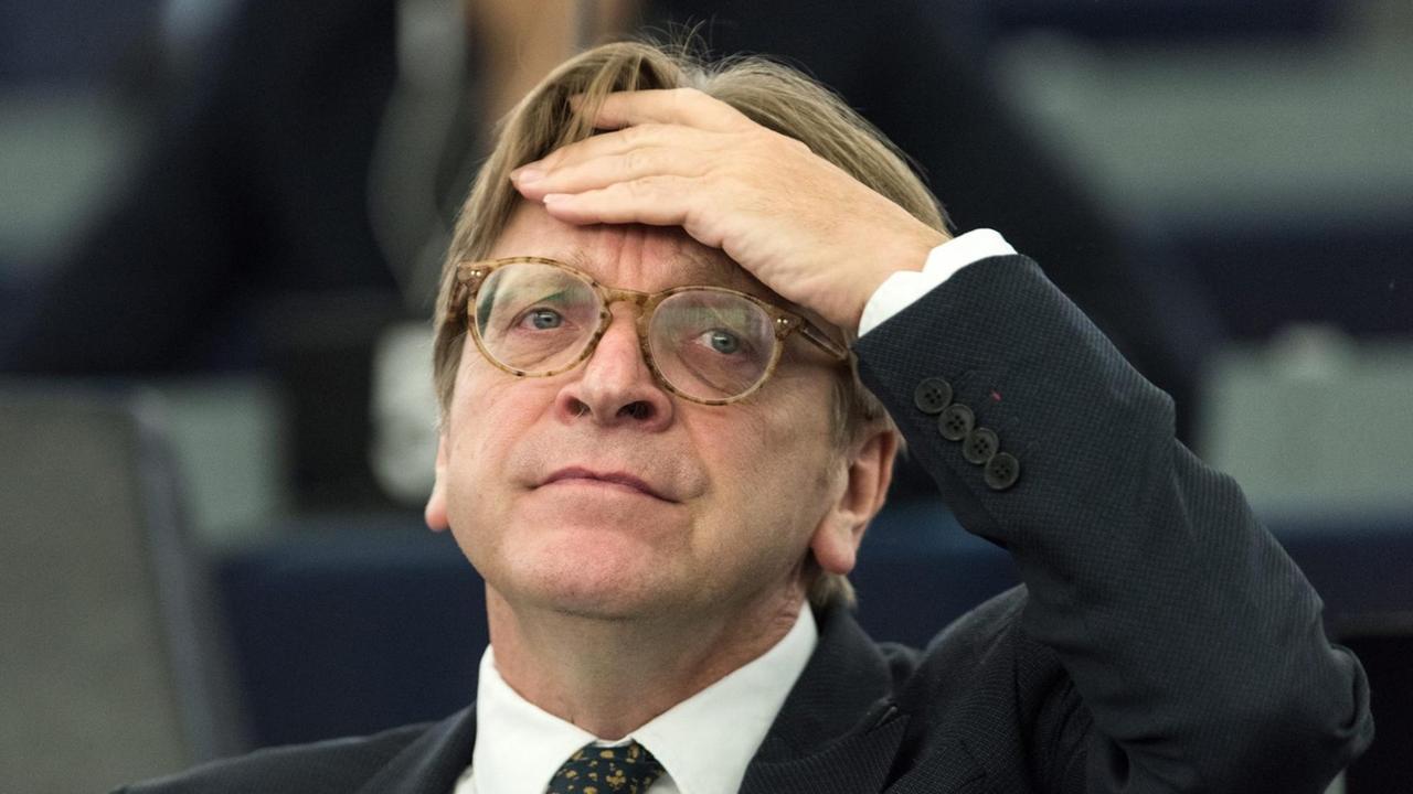 Verhofstadt blickt skeptisch und greift sich an die Stirn.
