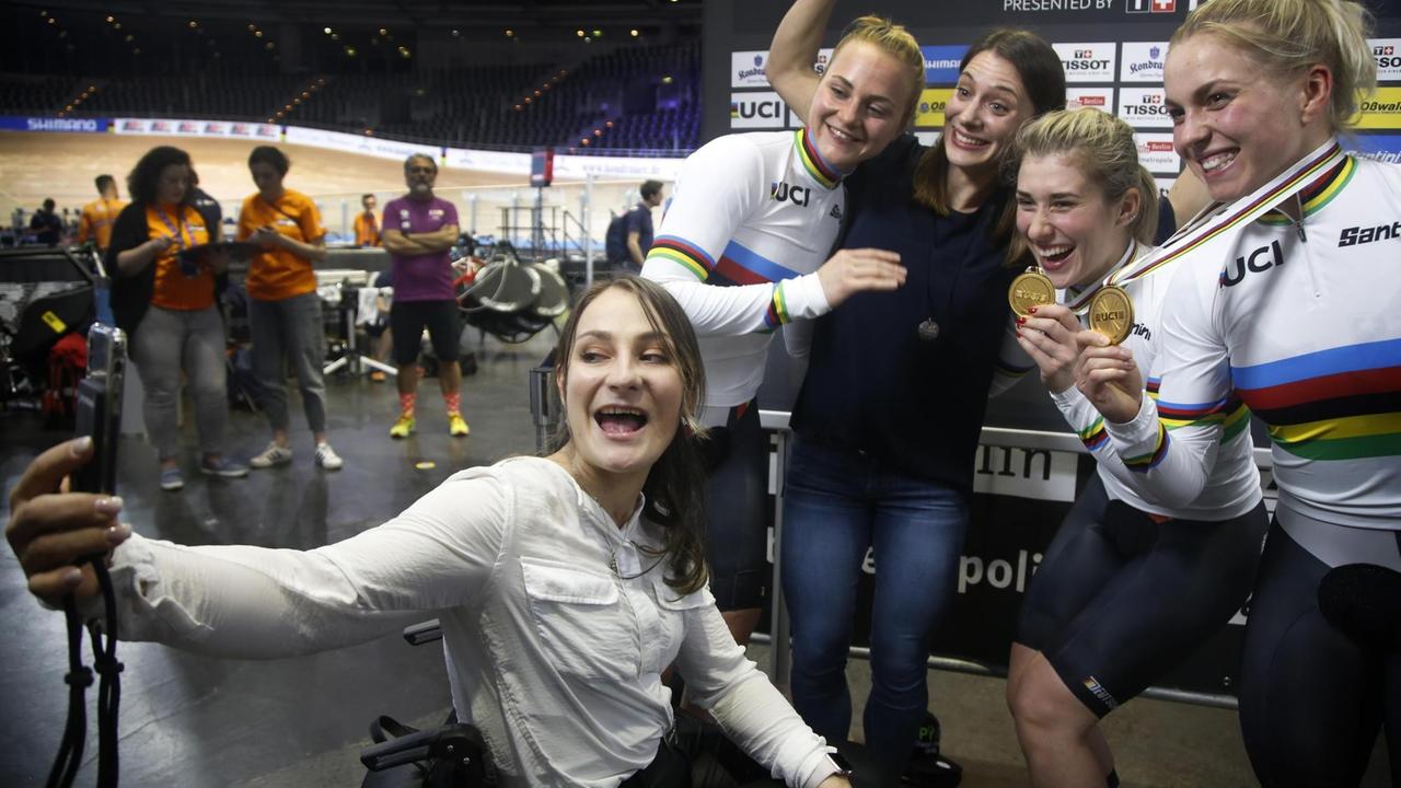 Selfie mit Weltmeisterinnen: Kristina Vogel mit (v.l.n.r.) Lea Sophie Friedrich, Miriam Welte, Pauline Sophie Grabosch und Emma Hinze.