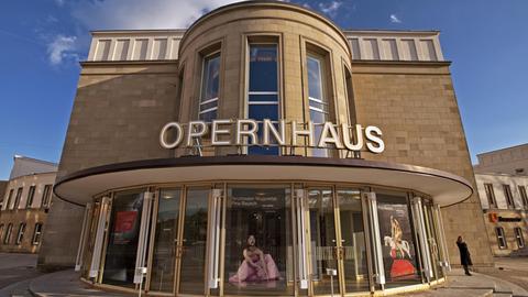 Das Wuppertaler Opernhaus von außen, über den gläsernen Eingangstüren steht in Großbuchstaben "Opernhaus".