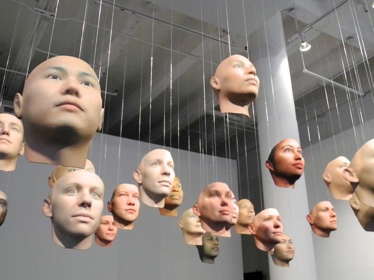 Eine 30 3D-Gesichtsmasken umfassende Installation in der Ausstellung «A Becoming Resemblance» von Whistleblowerin Chelsea Manning und Künstlerin Heather Dewey-Hagborg, aufgenommen am 02.08.2017 in der Fridman Gallery in New York.