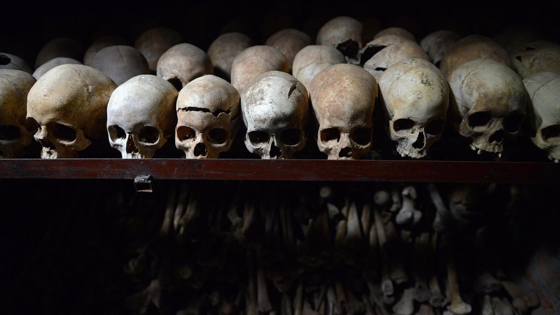 Schädel und Knochen von Opfern des Massenmords von 1994 in Ruanda in der Gedenkstätte in Nyamata
