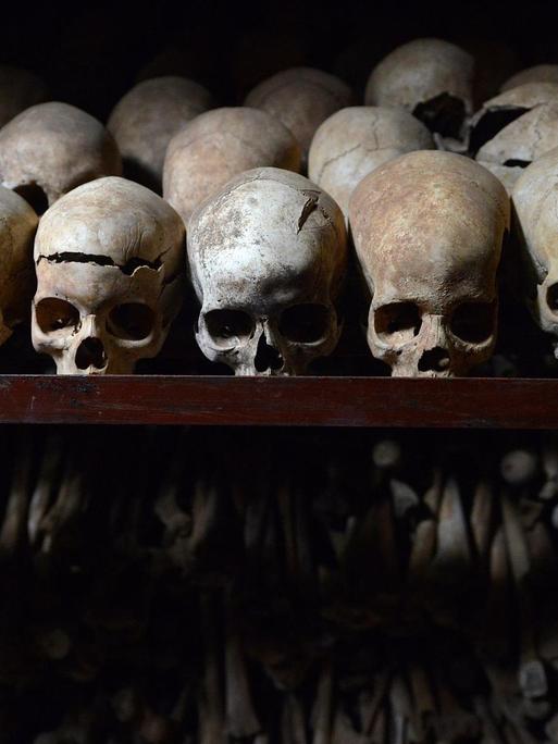 Schädel und Knochen von Opfern des Massenmords von 1994 in Ruanda in der Gedenkstätte in Nyamata