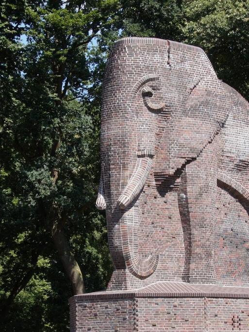 In der Nähe des Bremer Hauptbahnhofs und der Bremer Bürgerweide steht ein zehn Meter hoher Backstein-Elefant, der 1932 als Reichskolonialehrenmal (oder auch: Deutsches Kolonial-Ehrenmal) enthüllt worden war und 1990 vom Bremer Senat zum ersten deutschen Anti-Kolonial-Denk-Mal umgewidmet wurde. Seit 2014 heißt die Grünfläche rund um den Kolonial-Elefanten Nelson-Mandela-Park, benannt nach dem südafrikanischen Freiheitskämpfer und späteren Staatspräsidenten Mandela. Das Monument wurde auf Betreiben der Deutschen Kolonialgesellschaft, Abteilung Bremen, aufgestellt und trug anfangs die Aufschrift: Unseren Kolonien. Der Entwurf stammt vom Bildhauer Fritz Behn, den Bau leitete der Architekt Otto Blendermann. Das SPD-geführte Bremen erklärte sich 1989 zur Stadt gegen Apartheid.