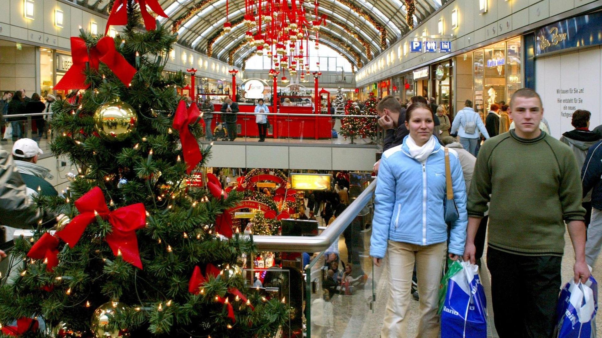 Gut besucht ist das weihnachtlich dekorierte Einkaufszentrum "Allee-Center" in Magdeburg am 7.12.2002. Das Weihnachtsgeschäft ist am langen Samstag vor dem zweiten Advent in Sachsen-Anhalt für die meisten Einzelhändler gut gelaufen.