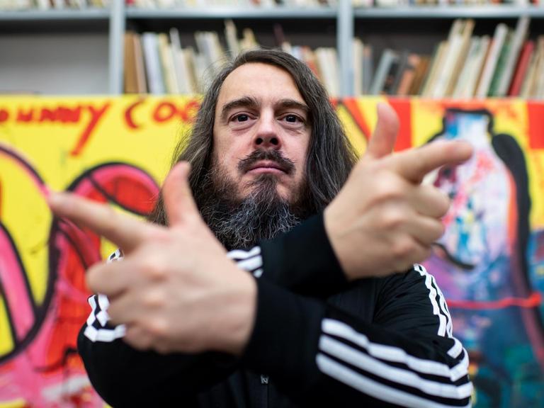 Porträt von Jonathan Meese in seinem Atelier in Berlin Prenzlauer Berg.