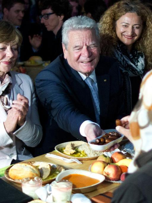 Bundespräsident Joachim Gauck und seine Lebensgefährtin Daniela Schadt (l) nehmen am öffentlichen Fastenbrechen während des muslimischen Fastenmonats Ramadan am 13.06.2016 in Berlin teil.