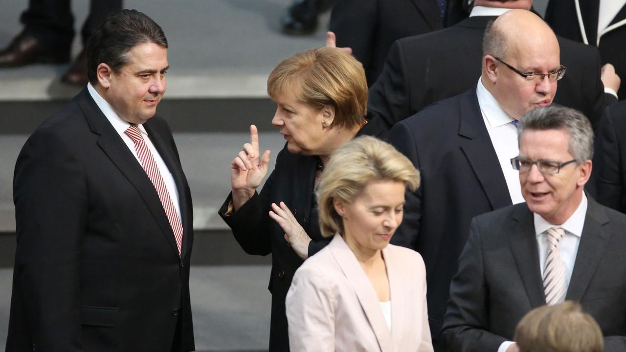 Bundeskanzlerin Merkel und Vizekanzler Gabriel mit einigen Ministern im Bundestag.
