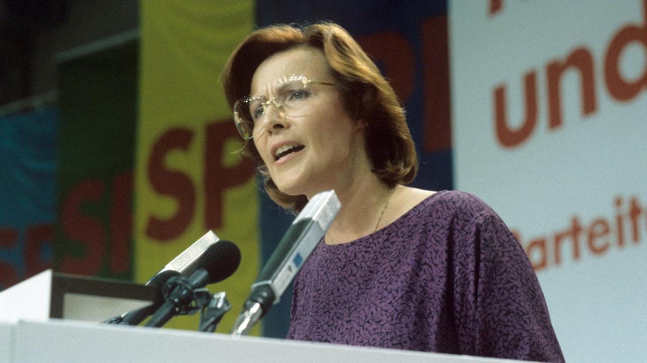 Heidemarie Wieczorek-Zeul hält auf dem SPD-Parteitag am 25.08.1986 in Nürnberg eine Rede. In einer geheimen Abstimmung entschieden sich die Delegierten auf dem Parteitag der Sozialdemokraten in Nürnberg fast einstimmig für Johannes Rau als Kanzlerkandidaten für die nächtste Bundestagswahl.