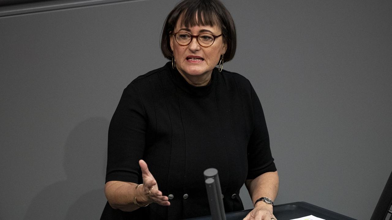 Martina Renner (Die Linke), Mitglied des Deutschen Bundestags, spricht zum Waffenrechtsänderungsgesetz. 