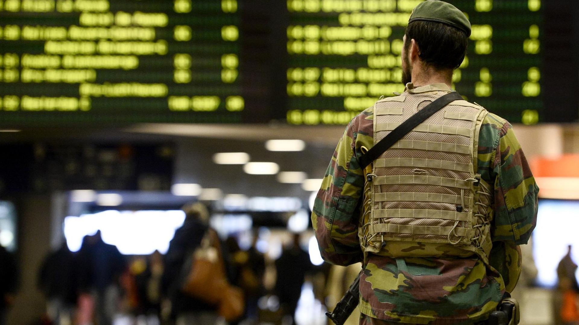 Ein Soldat am Bahnhof Brüssel Midi.