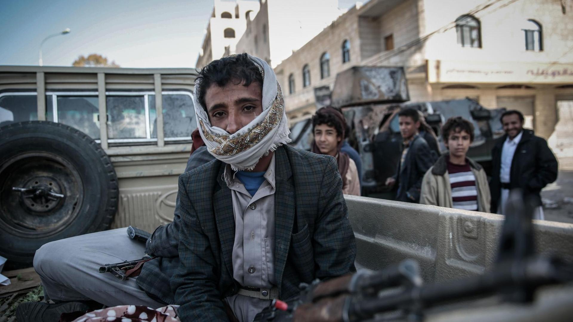 Ein Kämpfer der schiitischen Huthi-Rebellen sitzt am 05.12.2017 in Sanaa (Jemen) in einem Pick-up Truck, der auf der Straße patrouilliert, die zum Haus von Jemens Ex-Präsident Saleh führt.