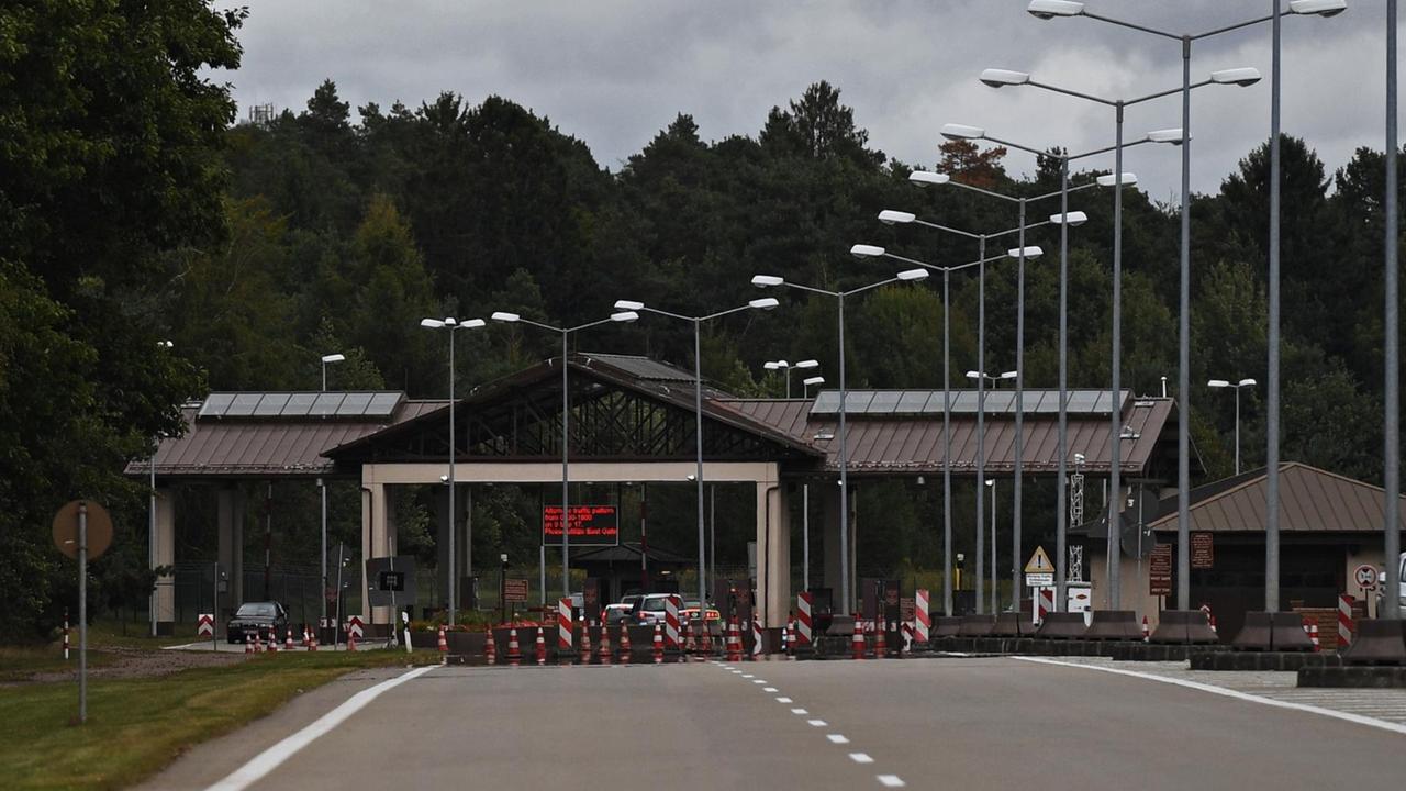 Das Bild zeigt den Checkpoint am Eingang zum US-Stützpunkt Ramstein in Rheinland-Pfalz.