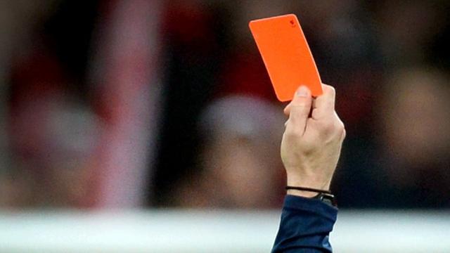 Ein Schiedsrichter zeigt eine rote Karte