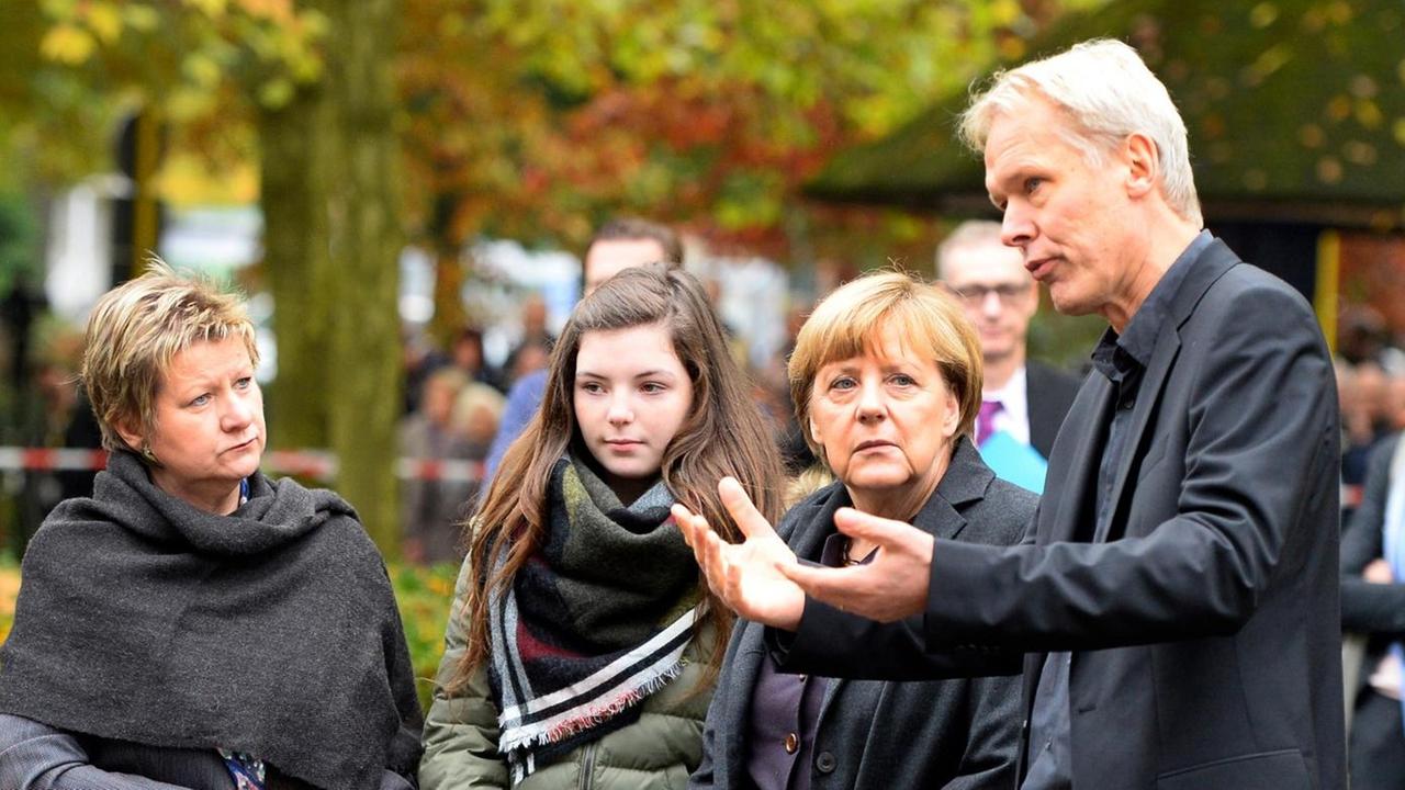 Bundeskanzlerin Angela Merkel mit der stellvertretenden NRW-Ministerpräsidentin Sylvia Löhrmann, dem Schulleiter und der Schulsprecherin des Joseph-König-Gymnasiums in Haltern.