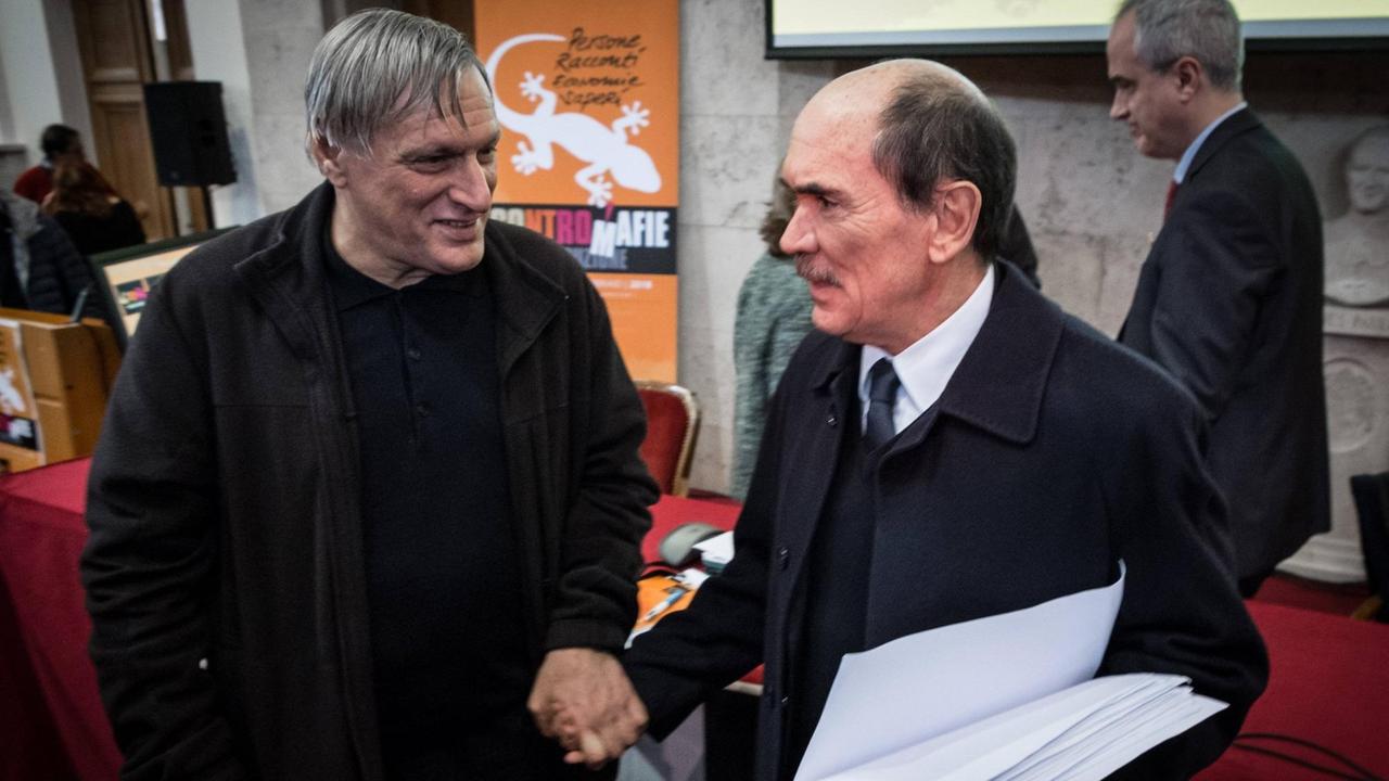 Der Geistliche und Libera Vorsitzender, Luigi Ciotti (l) und Anti-Mafia-Ermittler Federico Cafieri de Raho (r) während der Konferenz "Contromafie" im Februar 2018.