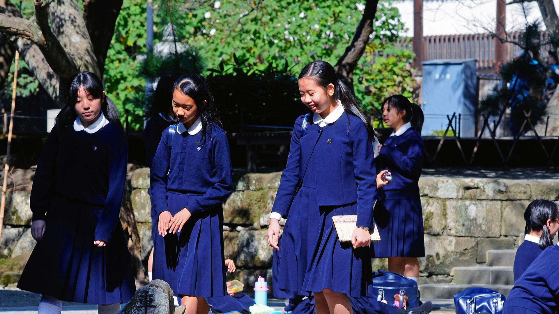 Eine japanische Mädchenklasse macht einen Ausflug zu den Tempelanlagen in Kamakura. In der Stadt erlebte der Zen-Buddhismus seine erste Blüte.