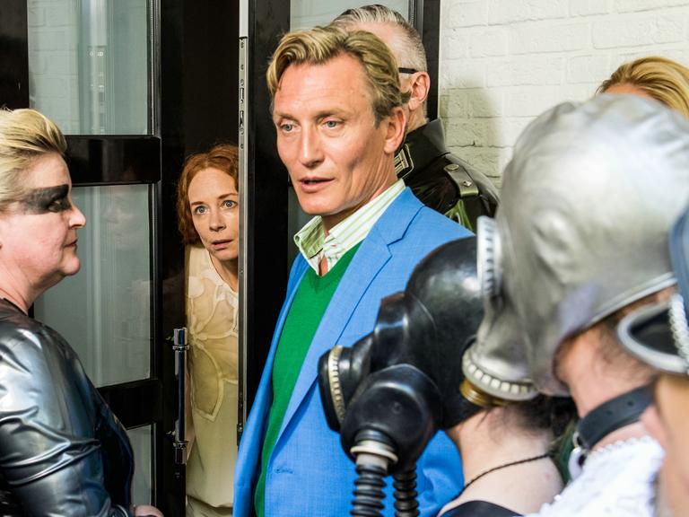 Oliver Masucci (M.) in der Rolle des Claus Müller-Todt in dem Film "HERRliche Zeiten"