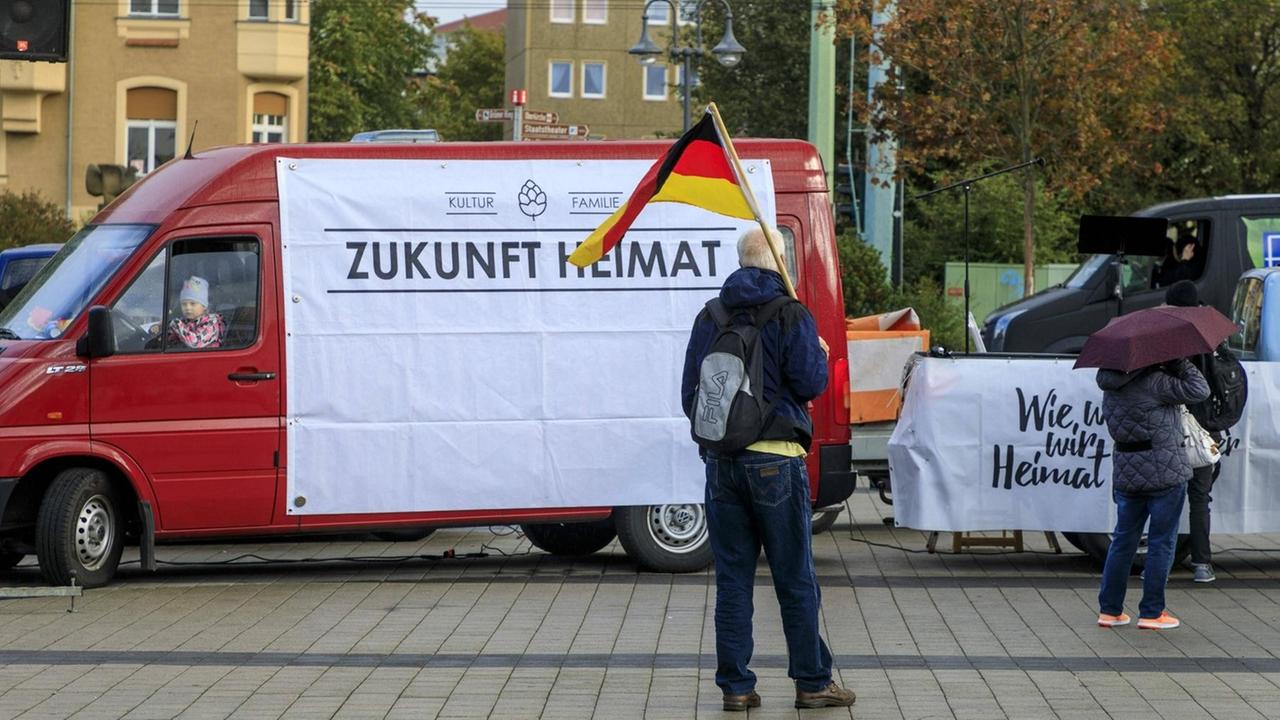 Teilnehmer einer Demonstration des mit der AfD verbundene Vereins "Zukunft Heimat" mit einer Deutschlandflagge