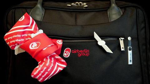 Ein Halstuch steckt am 13.11.2012 in Berlin an einer Handtasche der Fluggesellschaft "Air Berlin".