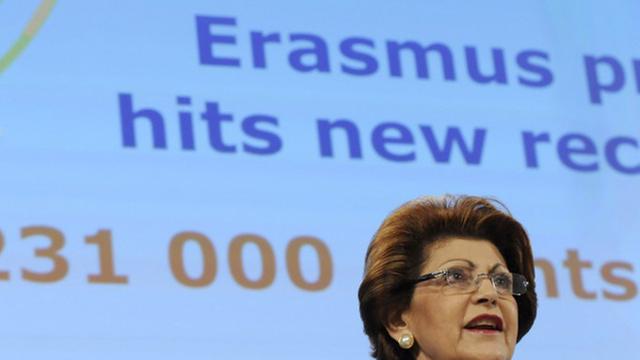 EU-Bildungskommissarin Androulla Vassiliou spricht an einem Rednerpult, im Hintergrund an die Wand projiziert die Wörter "Erasmus hits new record"