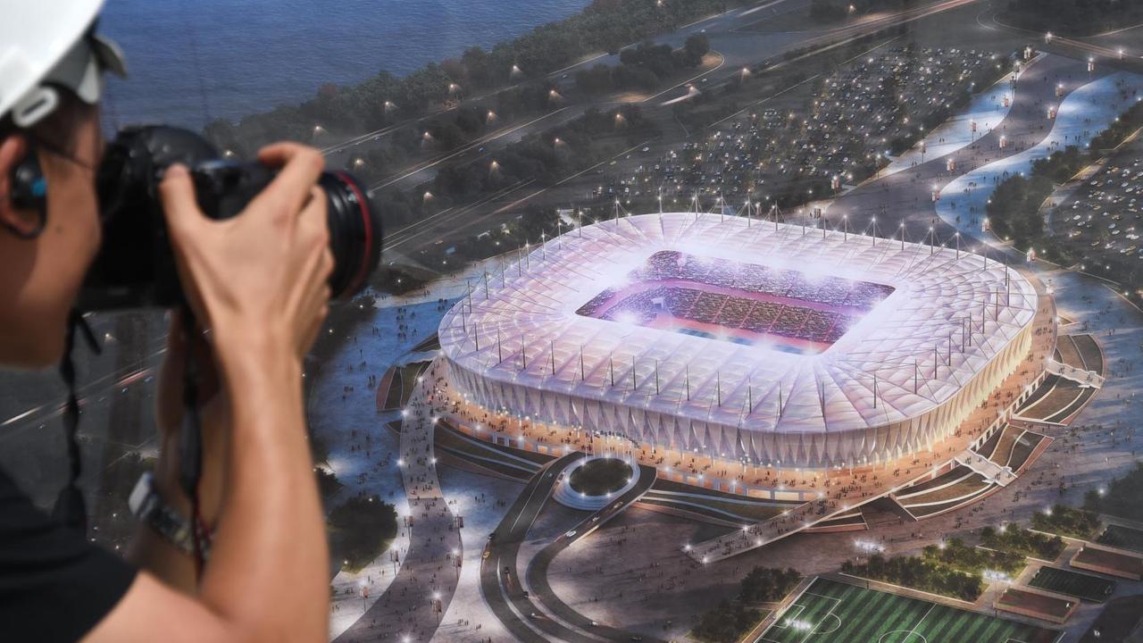Ein Medienvertreter fotografiert eine Visualisierung des WM-Stadions in Rostow am Don (Russland).
