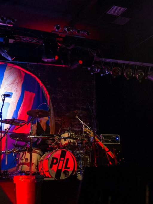 Der Sänger der legendären Punk-Band "Sex Pistols", John Lydon (r), alias Johnny Rotten, tritt am 15.10.2015 mit seiner Band PiL (Public Image Ltd.) im Columbia Club in Berlin Kreuzberg auf. Foto: Roland Popp/dpa