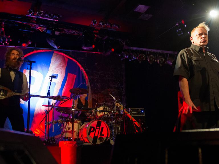 Der Sänger der legendären Punk-Band "Sex Pistols", John Lydon (r), alias Johnny Rotten, tritt am 15.10.2015 mit seiner Band PiL (Public Image Ltd.) im Columbia Club in Berlin Kreuzberg auf. Foto: Roland Popp/dpa