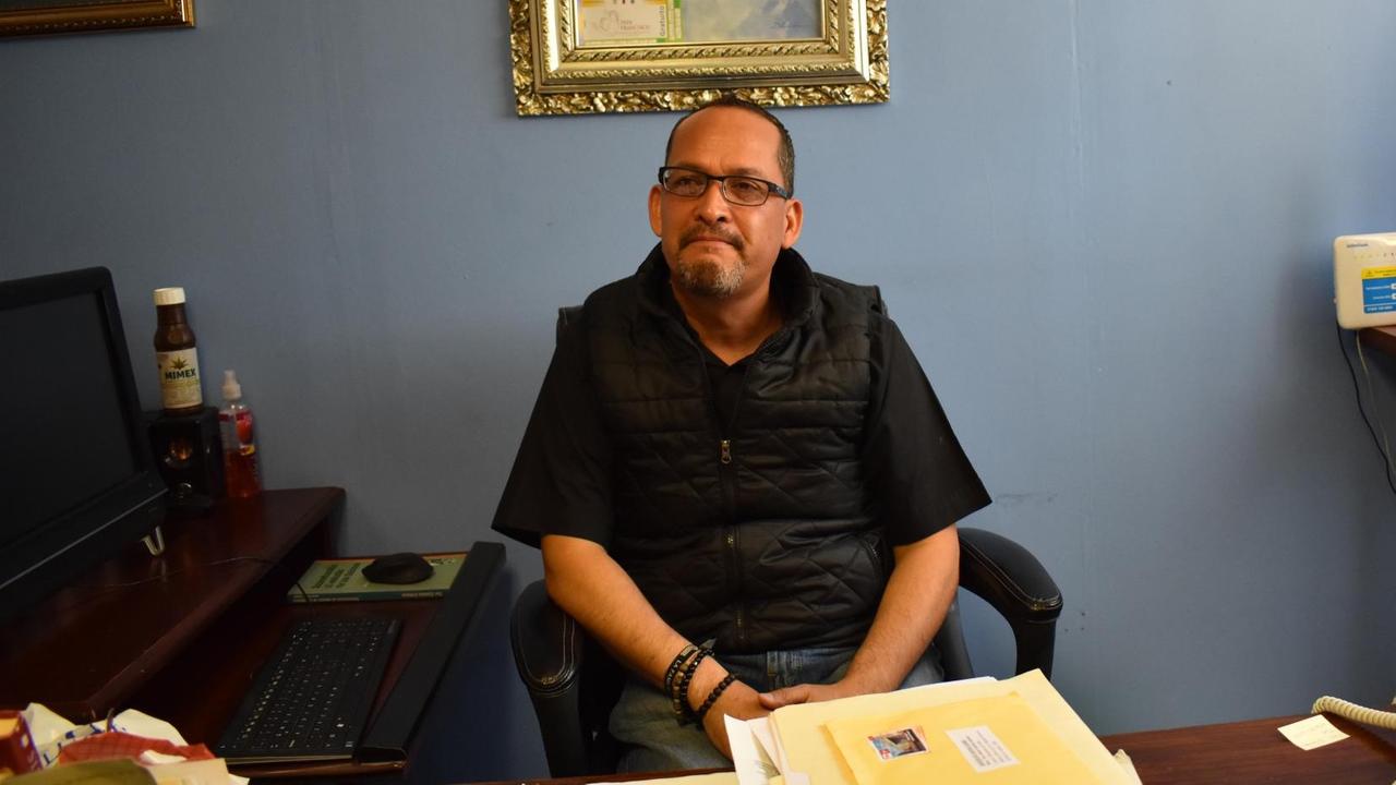 Pater Javier Calvillo - Leiter Casa del Migrante sitzt in seinem Büro