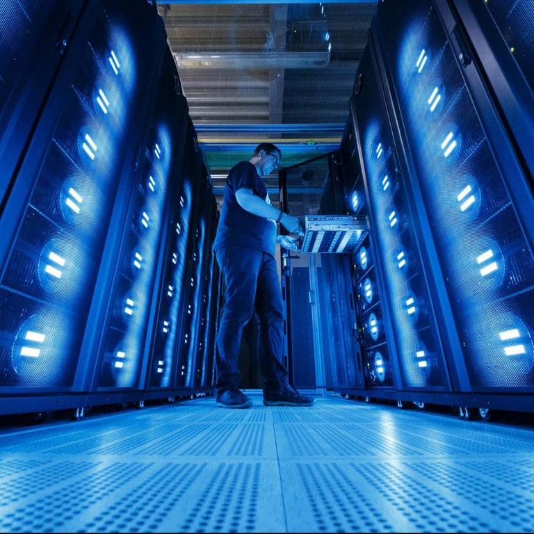 Der Supercomputer Mistral im Deutschen Klimarechenzentrum.