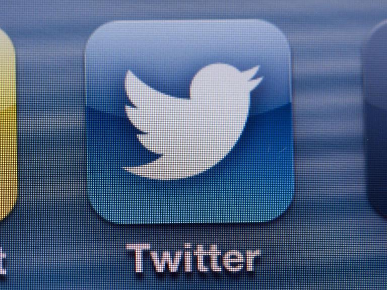 Auf dem Display eines iPhones sind App-Logos von Twitter zu sehen.