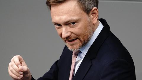 Christian Lindner, Fraktionsvorsitzender und Parteivorsitzender der FDP, spricht im Bundestag nach der Regierungserklärung von der Bundeskanzlerin zur Corona-Pandemie und zum Europäischen Rat.