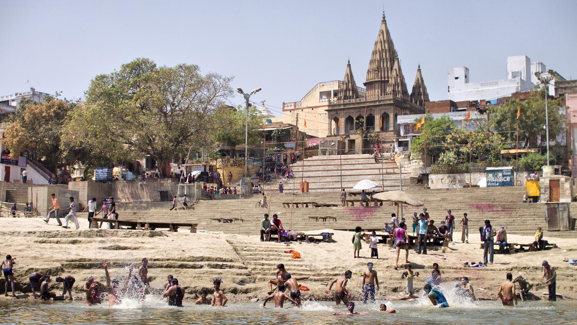 Blick auf die indische Stadt Varanasi am Ganges