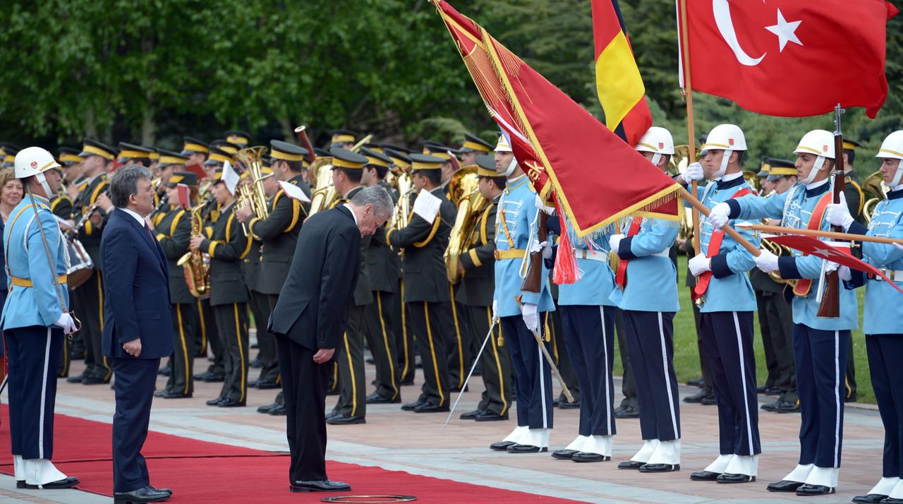 Bundespräsident Joachim Gauck (M.) wird durch den türkischen Präsidenten Abdullah Gül vor dem Präsidentenpalast in Ankara mit militärischen Ehren begrüßt.